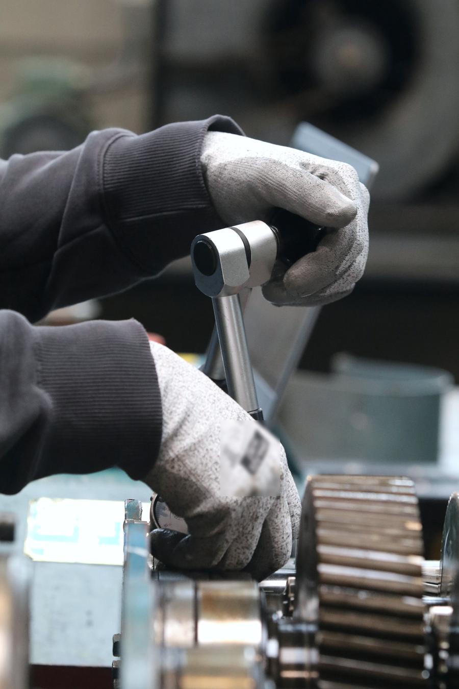 Technicien au serrage au couple sur une transmission