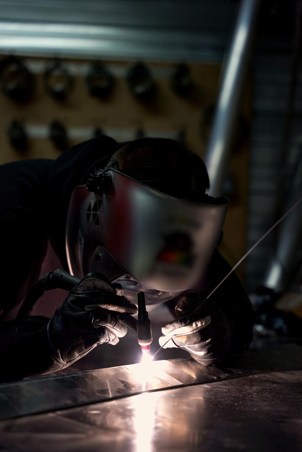 Soudeur TIG au travail